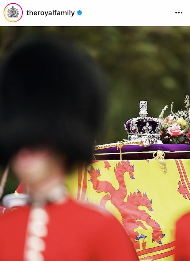 พระบรมศพ ‘ควีนเอลิซาเบธที่ 2’ ฝังเคียงข้าง ‘เจ้าชายฟิลิป’ ณ โบสถ์น้อยเซนต์จอร์จ (มีคลิป) พระบรมศพ ‘ควีนเอลิซาเบธที่ 2’ ฝังเคียงข้าง ‘เจ้าชายฟิลิป’ ณ โบสถ์น้อยเซนต์จอร์จ (มีคลิป)
