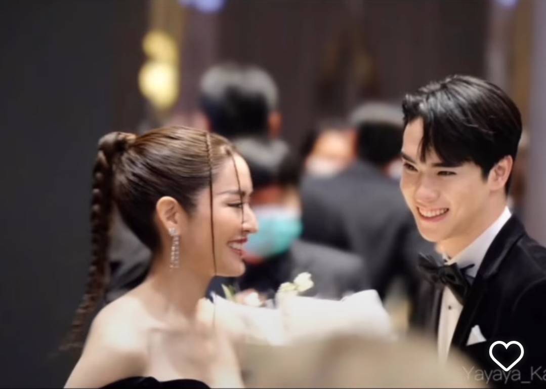 แอฟ ทักษอร ถูกแซวหนัก หลัง 3 พระเอกหนุ่ม หอบดอกไม้แสดงความยินดี แอฟ ทักษอร ถูกแซวหนัก หลัง 3 พระเอกหนุ่ม หอบดอกไม้แสดงความยินดี