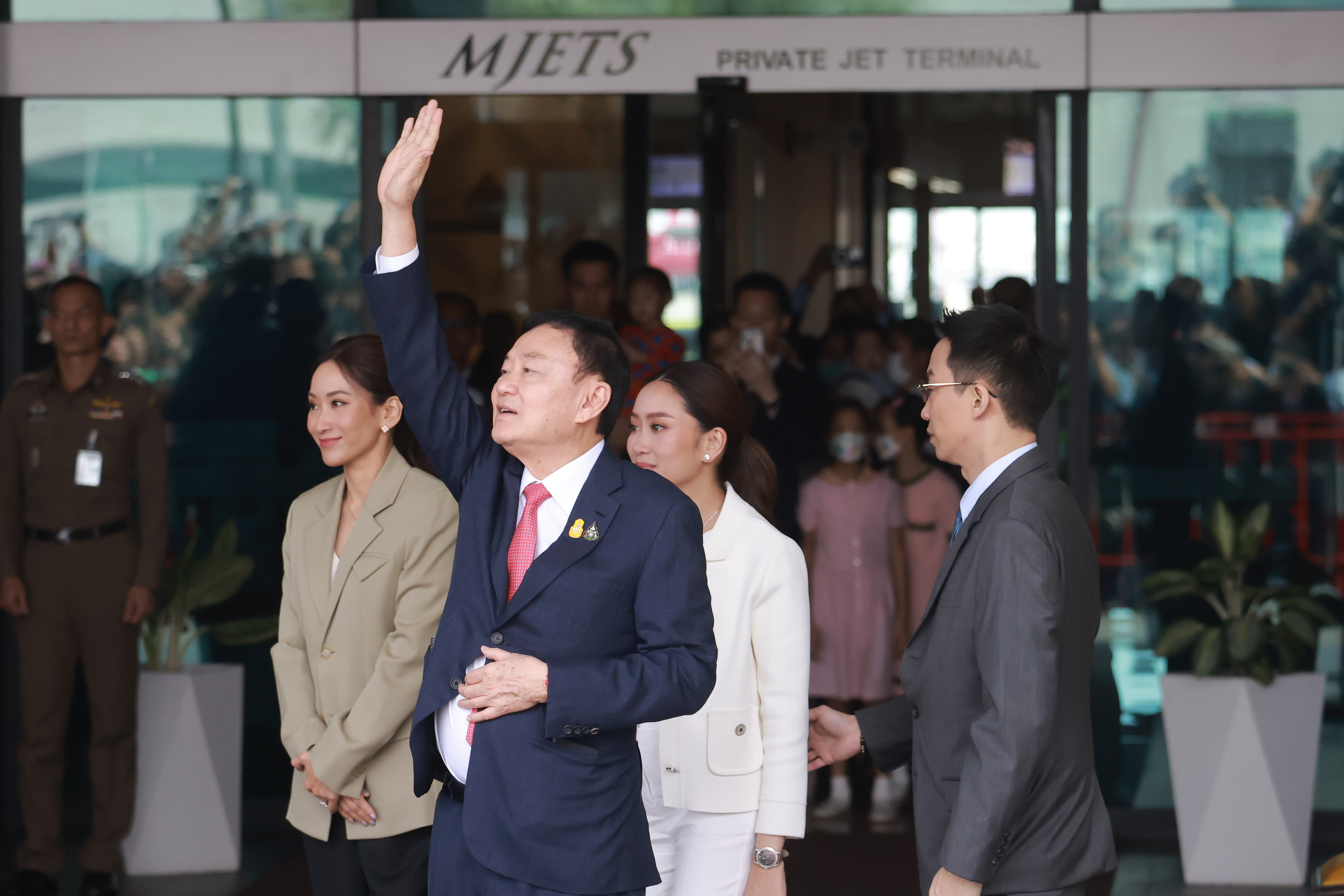 ประมวลภาพ ทักษิณ ชินวัตร ถึงเมืองไทย ยกมือไหว้-ทักทายประชาชน ประมวลภาพ ทักษิณ ชินวัตร ถึงเมืองไทย ยกมือไหว้-ทักทายประชาชน