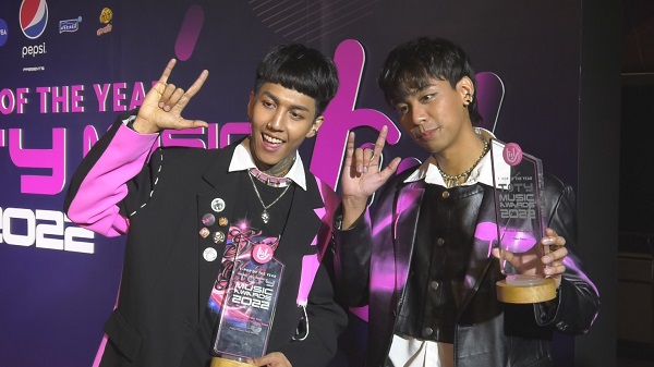 “Paper planes” เผยความรู้สึกสร้างตำนานบทใหม่อุ้มเด็กขึ้นเวที   (มีคลิป) 