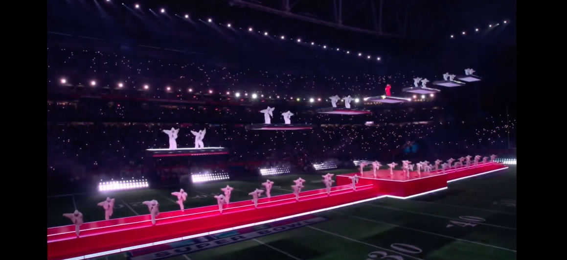'ริฮานน่า' คัมแบ็ก!! คืนเวทีรอบ7ปี โชว์พักครึ่ง Super Bowl ลุคสีแดงเพลิง