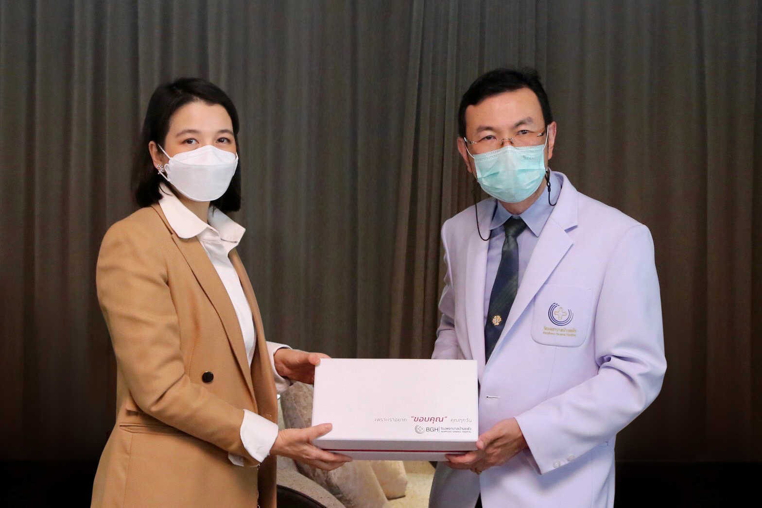 โรงพยาบาลบ้านแพ้ว มอบของที่ระลึกขอบคุณ มูลนิธิศุภชัย-บุษดี เจียรวนนท์