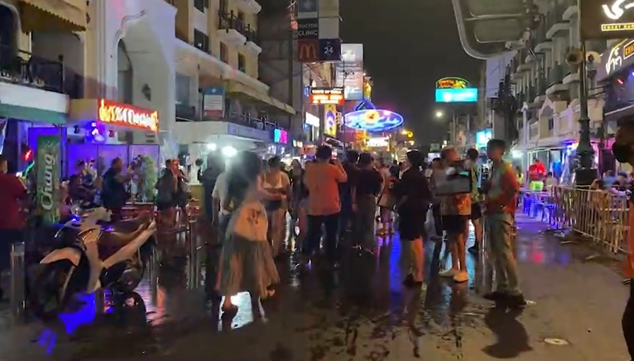 สงกรานต์ 2565 ประมวลภาพยามค่ำคืน ถนนข้าวสาร นทท.เพียบ! สงกรานต์ 2565 ประมวลภาพยามค่ำคืน ถนนข้าวสาร นทท.เพียบ!
