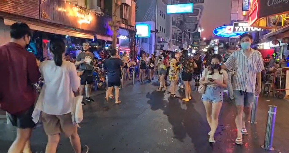 สงกรานต์ 2565 ประมวลภาพยามค่ำคืน ถนนข้าวสาร นทท.เพียบ! สงกรานต์ 2565 ประมวลภาพยามค่ำคืน ถนนข้าวสาร นทท.เพียบ!