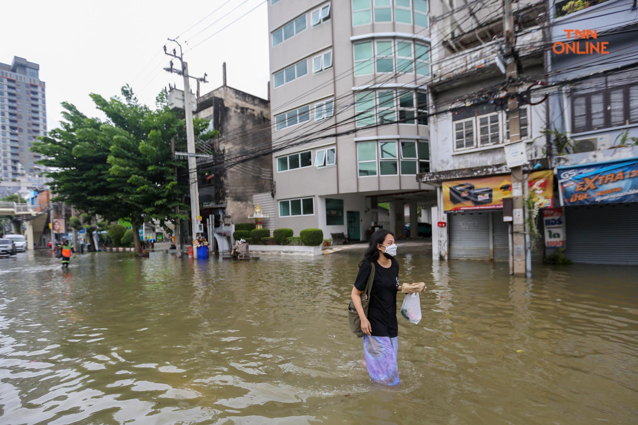 ประมวลภาพ พนังกั้นน้ำใต้สะพานซังฮี้แตกน้ำล้นท่วมผิวจราจร 