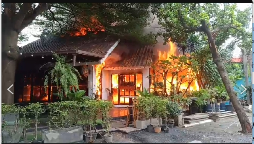 นาทีระทึก! ไฟไหม้ “ร้านมูดดี้บาร์” ย่านสุขสวัสดิ์ ทรัพย์สินเสียหายทั้งร้าน