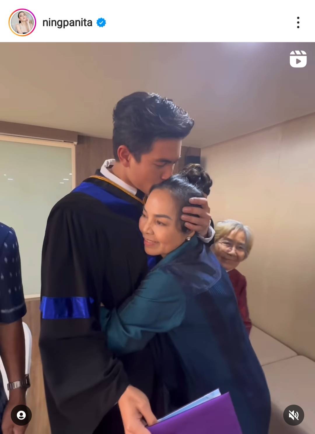 “เข้ม หัสวีร์” สุดปลื้มคว้าใบปริญญามาฝากครอบครัวได้สำเร็จ “เข้ม หัสวีร์” สุดปลื้มคว้าใบปริญญามาฝากครอบครัวได้สำเร็จ