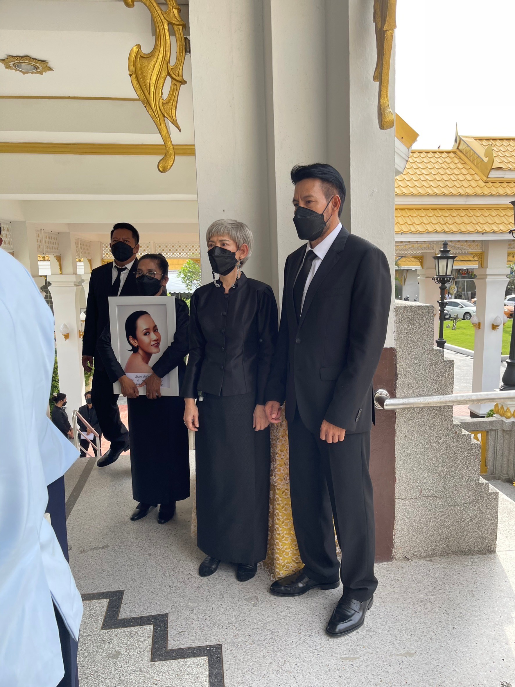 คนบันเทิงร่วมส่ง ลินดา ค้าธัญเจริญ ในพิธีพระราชทานเพลิงศพ