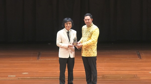 “เบิร์ด ธงไชย” นำทัพศิลปินรับรางวัล “เพชรในเพลง”   (มีคลิป)