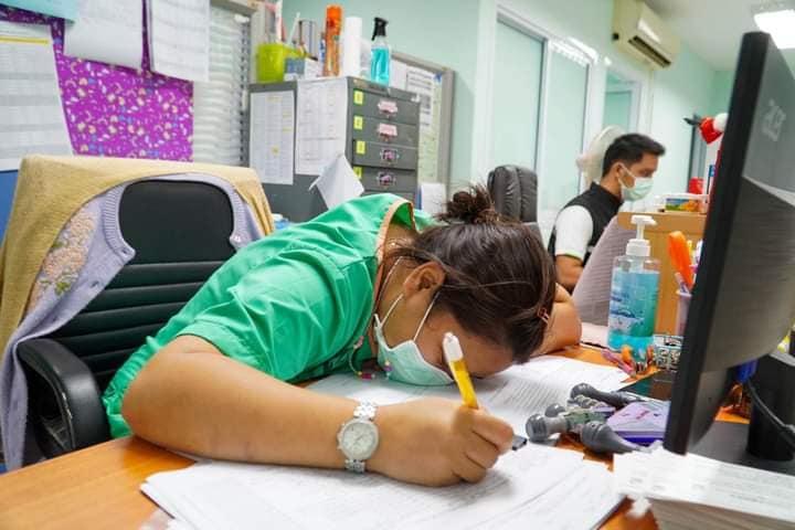 เปิดภาพเบื้องหลัง บุคลากรแพทย์ รพ.ปากช่อง สลบคาชุดหลังลุยโควิด
