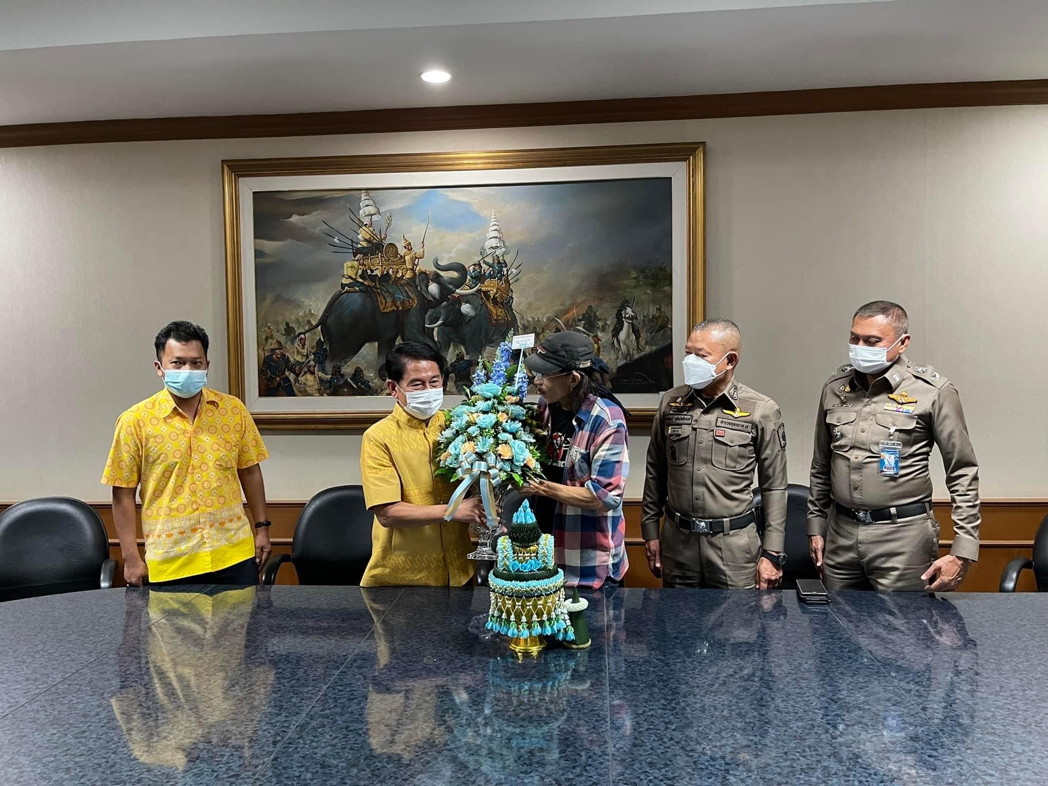 แอ๊ด คาราบาว โพสต์ข้อความ ขอขมาผู้ว่าฯสุพรรณ สำนึกผิดและขอโอกาสให้ได้ปรับปรุงตัว แอ๊ด คาราบาว โพสต์ข้อความ ขอขมาผู้ว่าฯสุพรรณ สำนึกผิดและขอโอกาสให้ได้ปรับปรุงตัว