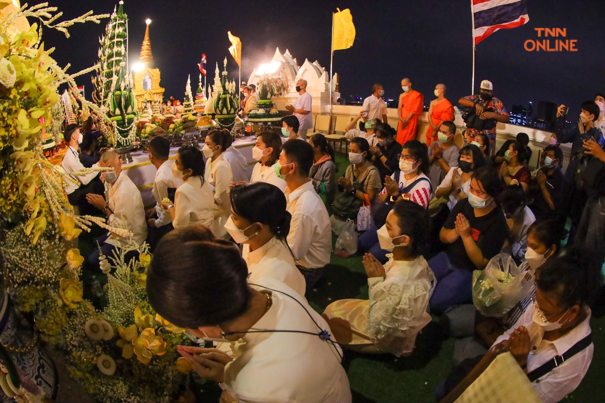 ประชาชนร่วมพิธี “ห่มผ้าแดงภูเขาทอง” ประจำปี 2564 เสริมสิริมงคล