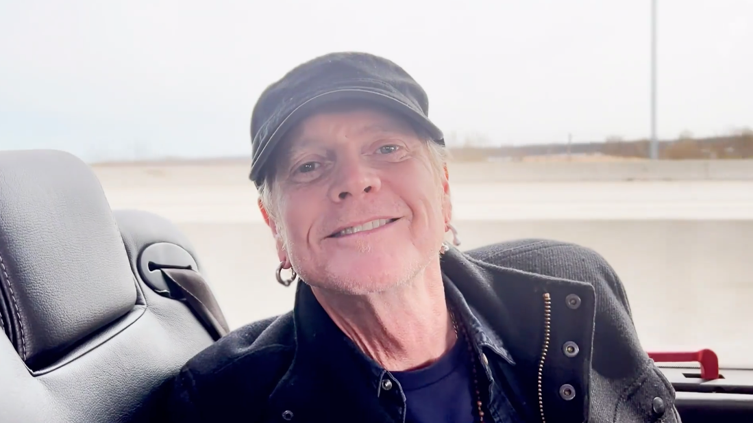 วัยรุ่นดักทำร้าย!! ‘ริก อัลเลน’ มือกลองแขนเดียววง Def Leppard ล้มศีรษะกระแทกพื้น