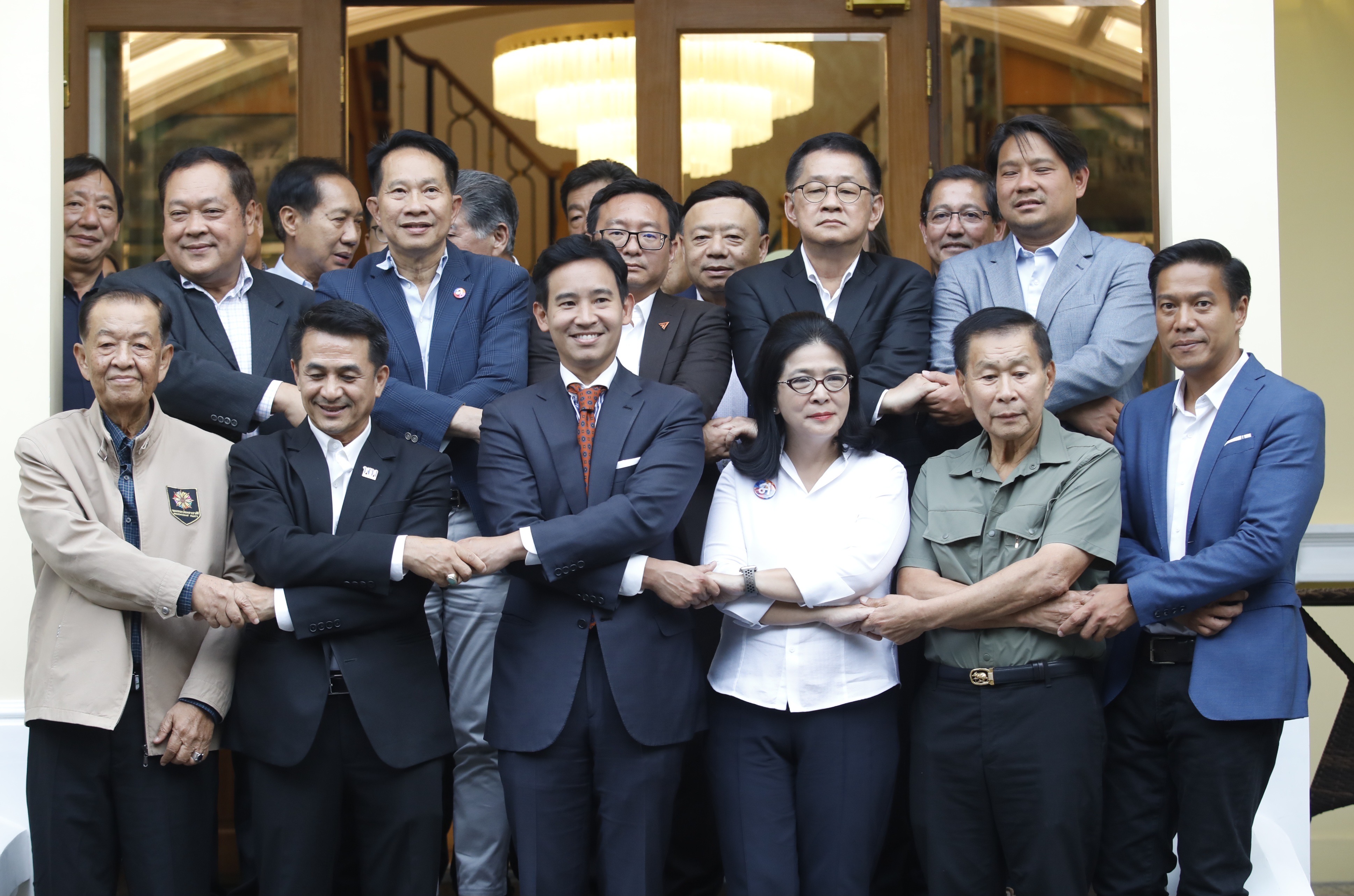 เลือกตั้ง 2566 พิธา พร้อม 5 พรรคการเมืองจับมือโชว์สื่อ คุยจัดตั้งรัฐบาลครั้งแรก