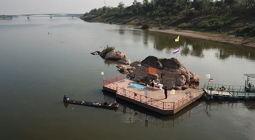 น้ำโขงต่ำสุดรอบ 10 ปี! รอยพระพุทธบาทกว่า 2,000 ปีโผล่ชัดกลางลำน้ำ