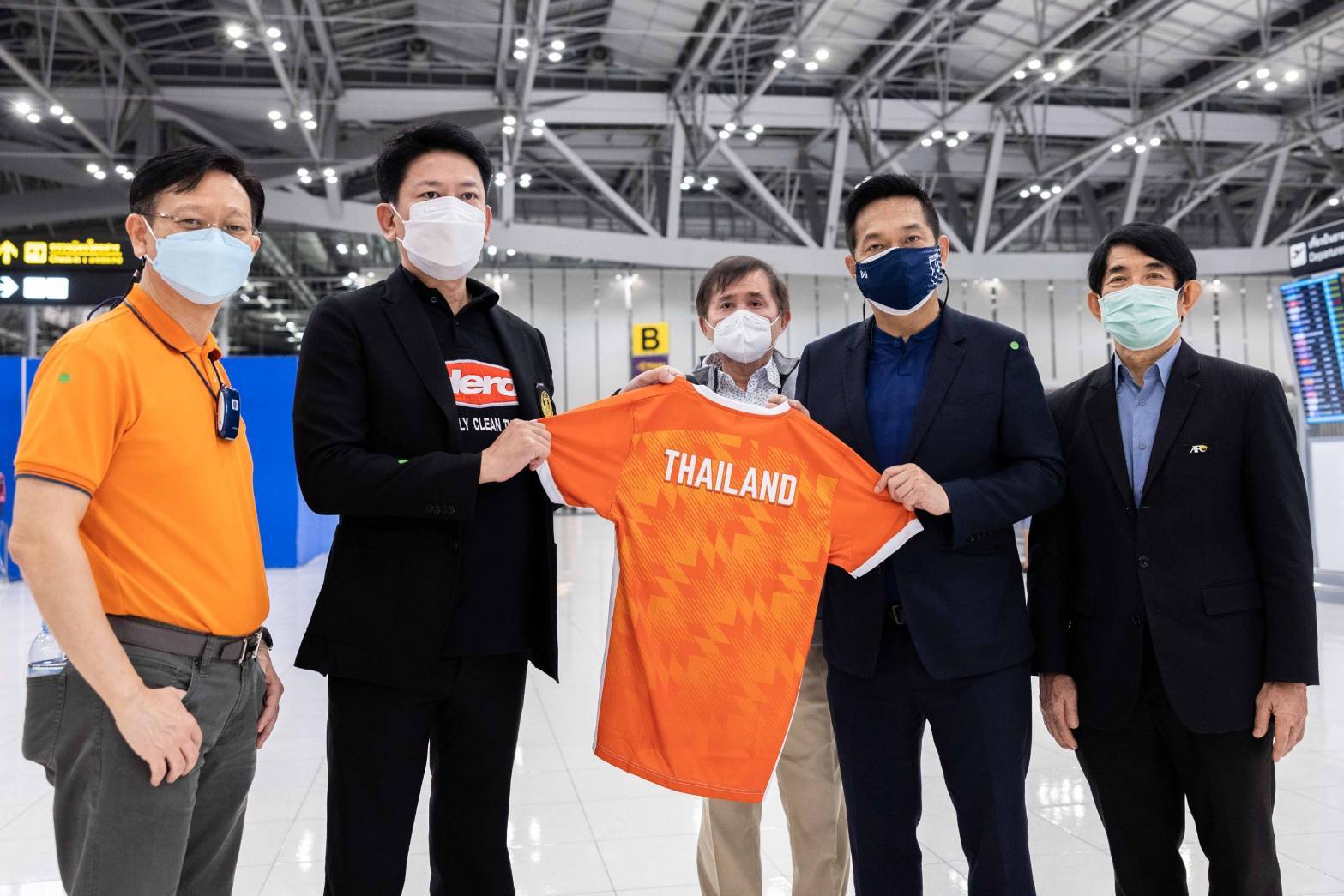 'ฮีโร่' มอบเสื้อซ้อมสนับสนุนฟุตซอลไทยคว้าชัยในชิงแชมป์โลก 2021