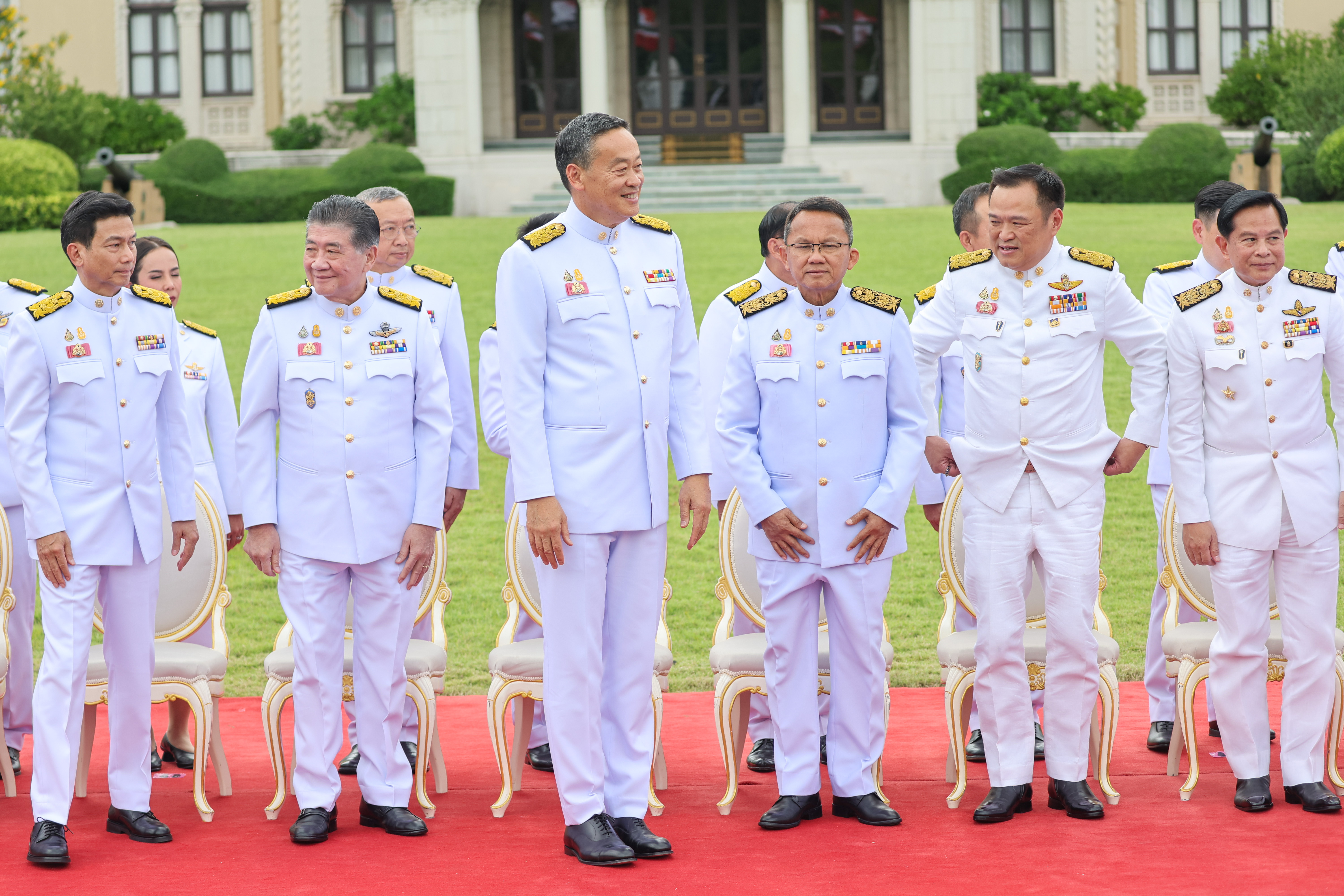 ประมวลภาพ นายกฯ นำครม.ชุดใหม่ถวายสัตย์ปฏิญาณตน-ถ่ายรูปหมู่