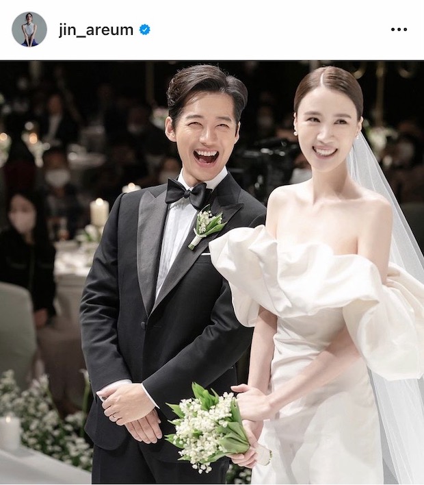 เจ้าสาวลงเอง!! เผยภาพวันวิวาห์ ‘นัมกุงมิน-จินอารึม’ ให้ชมกันชัดๆ เจ้าสาวลงเอง!! เผยภาพวันวิวาห์ ‘นัมกุงมิน-จินอารึม’ ให้ชมกันชัดๆ