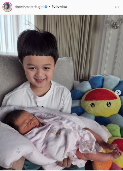 น่ารักมาก! 2 พี่ชาย สายฟ้า-พายุ กับโมเมนต์สุดอบอุ่น อุ้มน้องสาว แอบิเกล