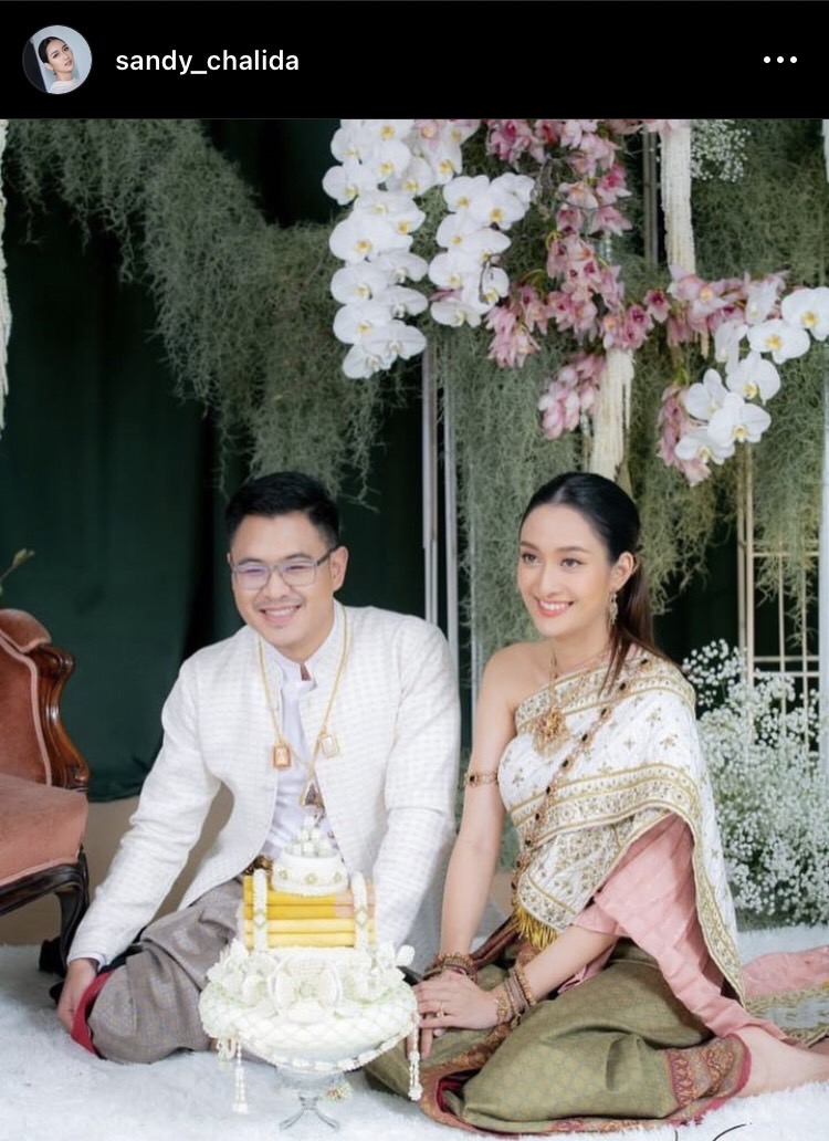 จับมือเริ่มต้นชีวิตคู่ แซนดี้ ชลิดา ควงแขนแฟนหนุ่มนักบินเข้าประตูวิวาห์ หลังคบกันมานานกว่า 8 ปี 
