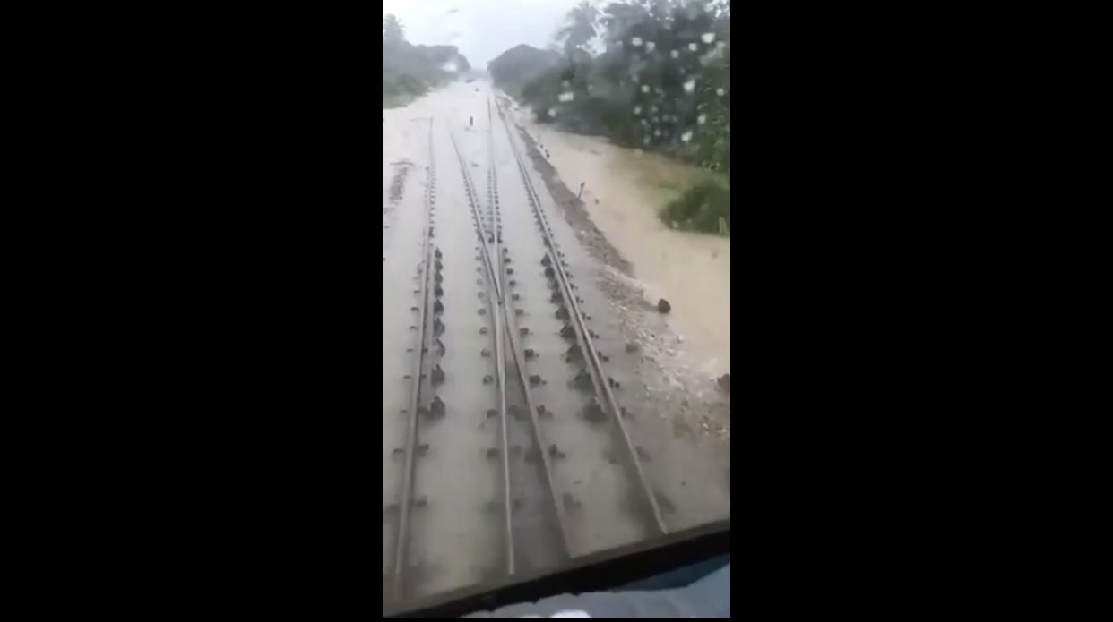 เปิดภาพ ฝนถล่มสงขลา น้ำท่วมตัดขาดถนน - ทางรถไฟสายใต้อัมพาต