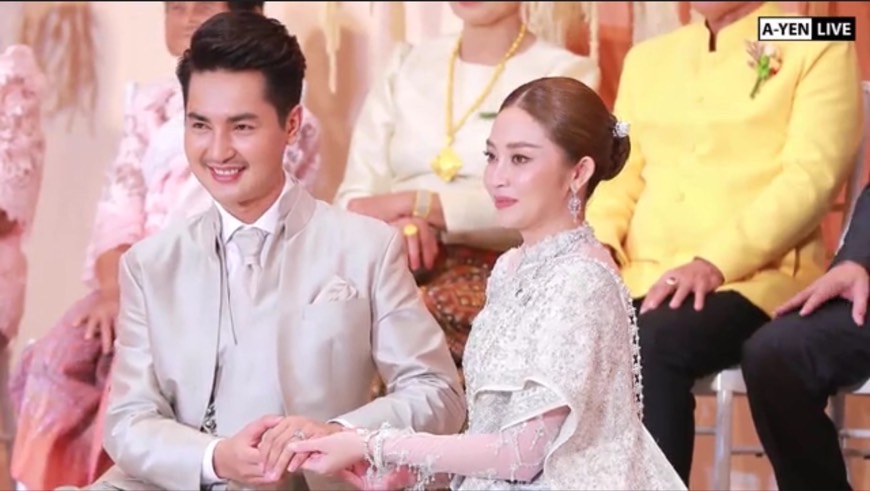 เริ่มต้นชีวิตคู่ บอย ศิริชัย ควง แอน อรดี เข้าพิธีวิวาห์สุดอบอุ่น สินสอดนับล้าน! เริ่มต้นชีวิตคู่ บอย ศิริชัย ควง แอน อรดี เข้าพิธีวิวาห์สุดอบอุ่น สินสอดนับล้าน!