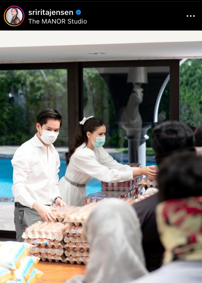 ริต้า ศรีริต้า - กรณ์ ณรงค์เดช ปันความสุข มอบข้าวสารอาหารแห้งให้ประชาชน ริต้า ศรีริต้า - กรณ์ ณรงค์เดช ปันความสุข มอบข้าวสารอาหารแห้งให้ประชาชน
