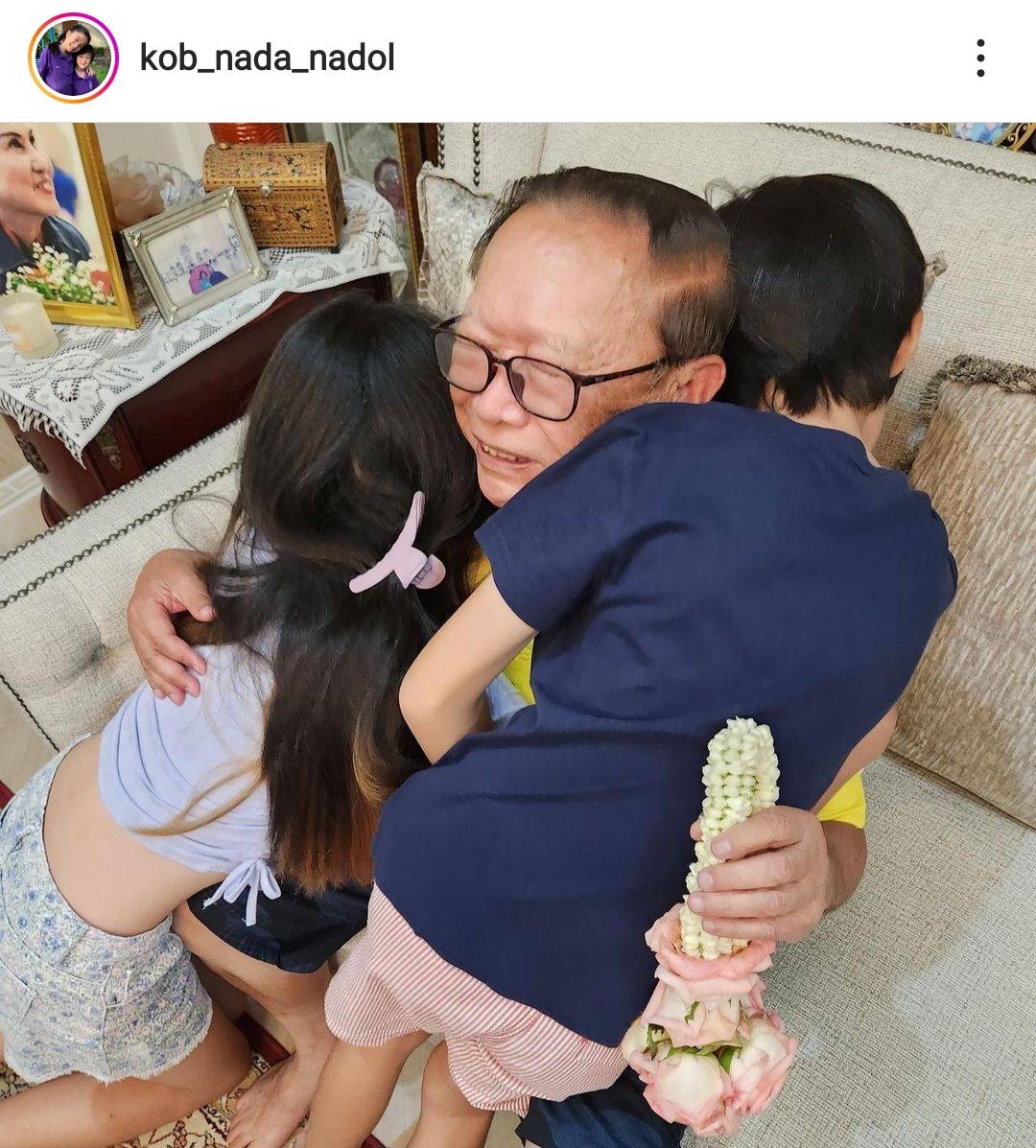 สุดอบอุ่น กบ สุวนันท์ และ บรู๊ค ดนุพร พาลูกๆ น้องณดา-น้องณดล กราบคุณพ่อ 