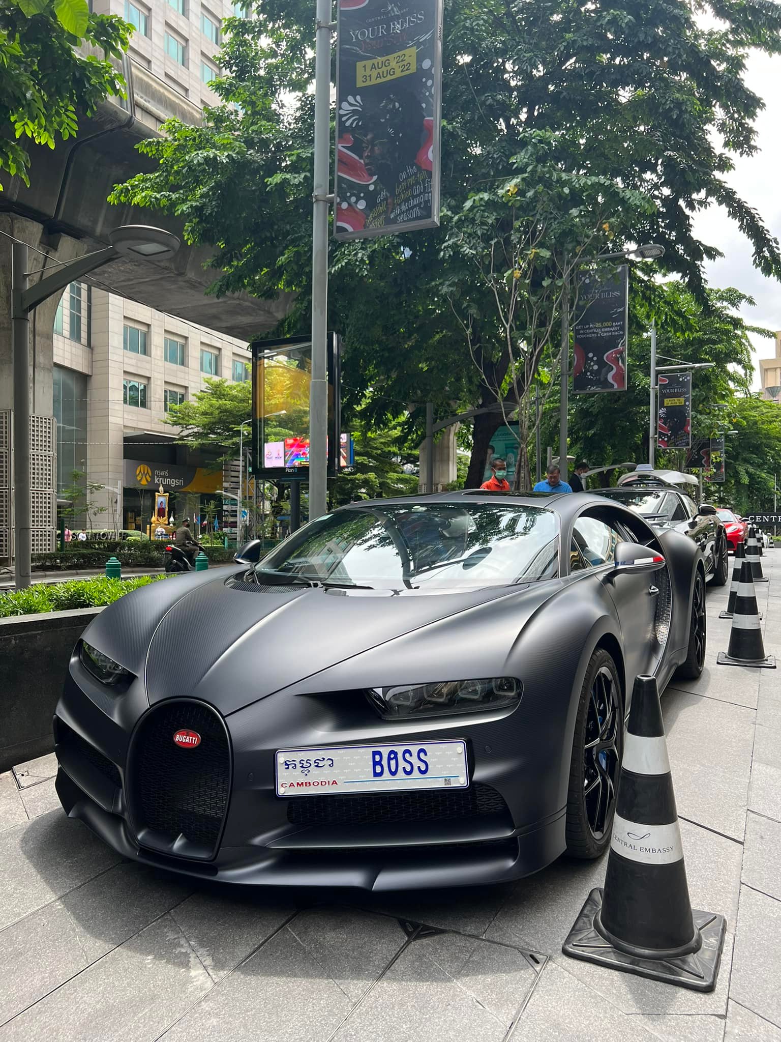 ฮือฮา! รถหรู Bugatti ราคา 300 ล้านวิ่งบนถนนเมืองไทย คนเกร็งไม่กล้าเข้าใกล้ ฮือฮา! รถหรู Bugatti ราคา 300 ล้านวิ่งบนถนนเมืองไทย คนเกร็งไม่กล้าเข้าใกล้