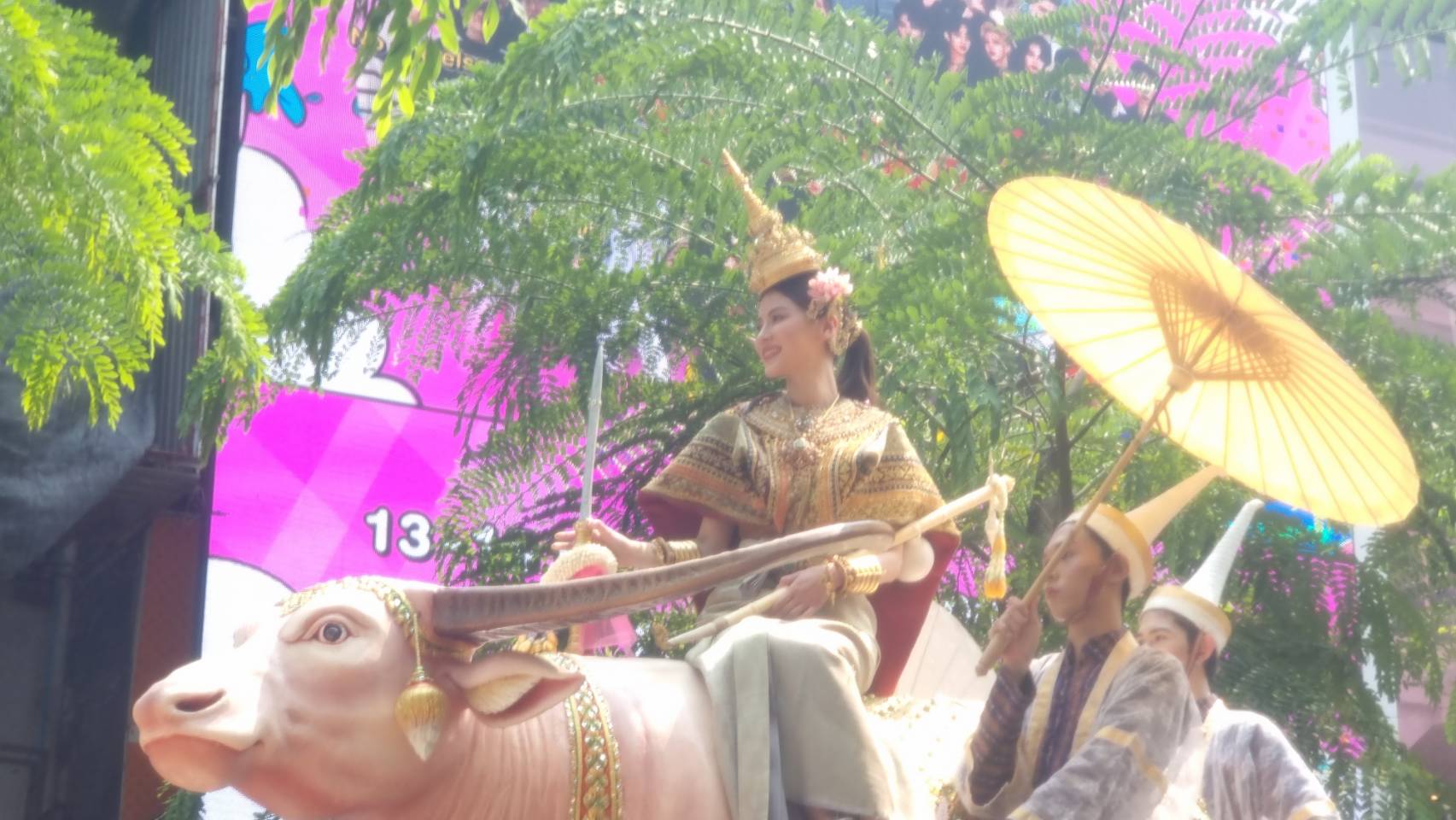 สงกรานต์สยามสุดคึกคัก!! ใบเฟิร์น ร่วมขบวนแห่เป็นนางสงกรานต์ 