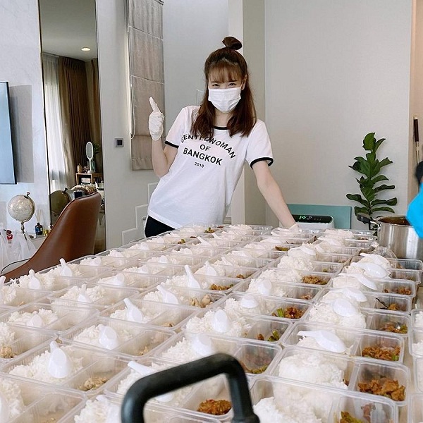 เด่นคุณ - แกรนด์ลงมือทำข้าวกล่อง แจกแคมป์คนงาน 200 กล่อง (มีคลิป) 
