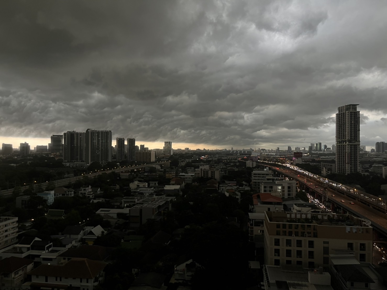 กรมอุตุฯ เตือนฝนถล่ม!! คนบันเทิง เผยภาพท้องฟ้ามืดครึ้มจนน่ากลัว