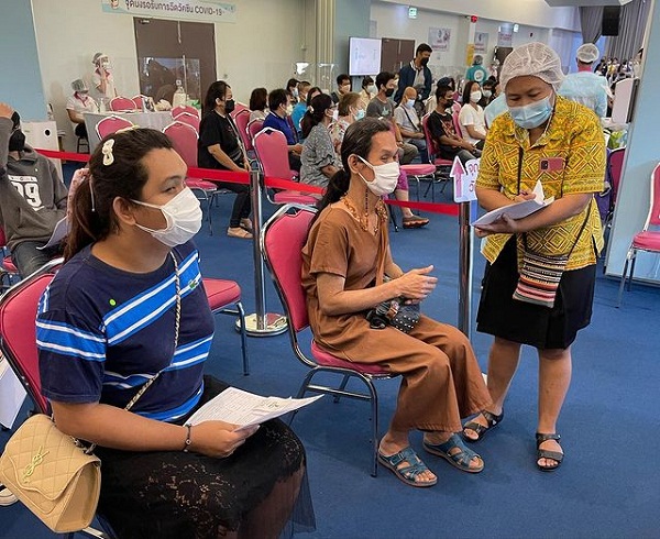 “ปู ปริศนา” เผยความรู้สึกหลังเป็นจิตอาสาช่วยเหลือผู้พิการทางสายตาได้รับวัคซีน (มีคลิป) “ปู ปริศนา” เผยความรู้สึกหลังเป็นจิตอาสาช่วยเหลือผู้พิการทางสายตาได้รับวัคซีน (มีคลิป)