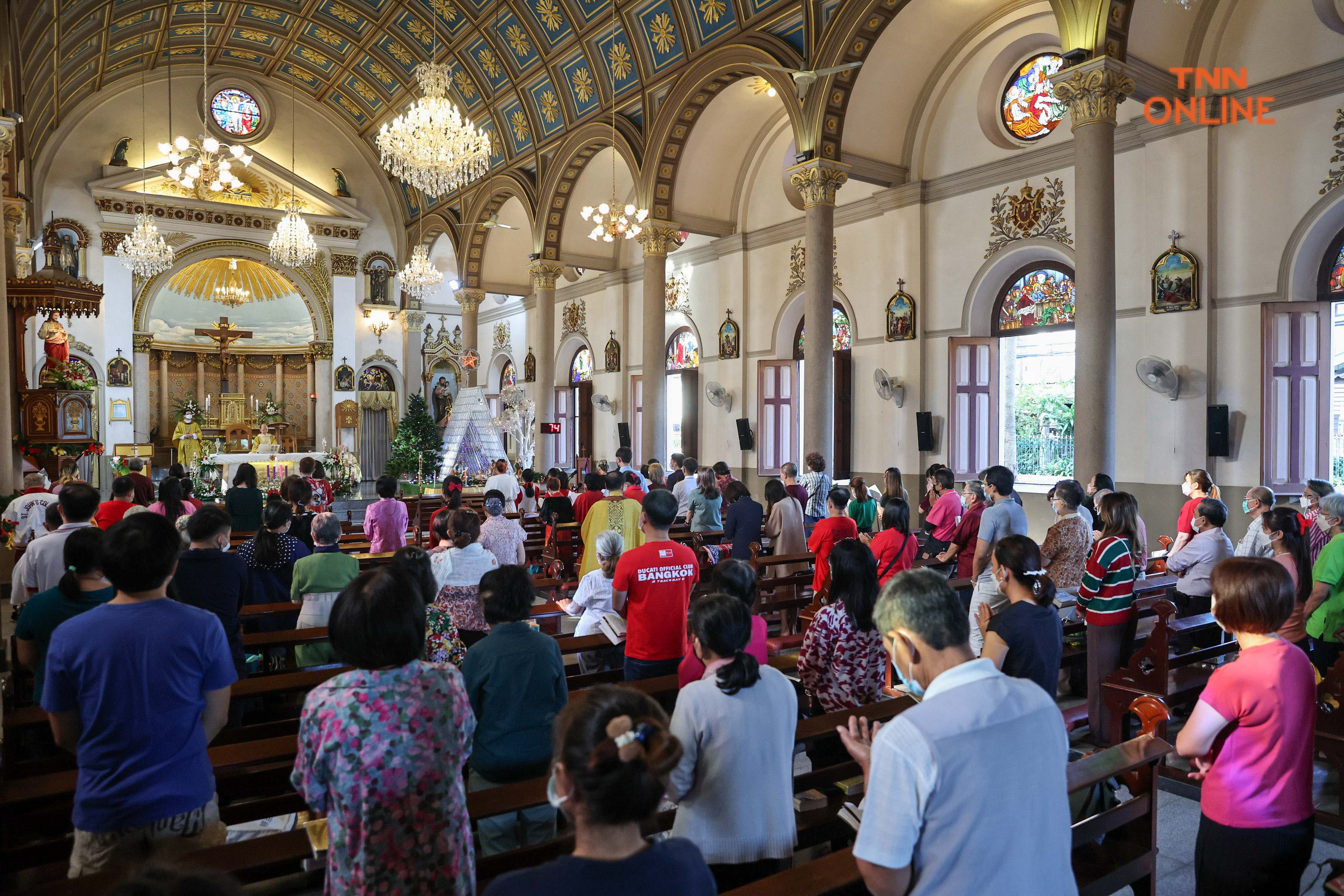 สมโภชพระคริสตสมภพ ชาวคริสต์ประกอบพิธีมิสซาในวันคริสต์มาส สมโภชพระคริสตสมภพ ชาวคริสต์ประกอบพิธีมิสซาในวันคริสต์มาส