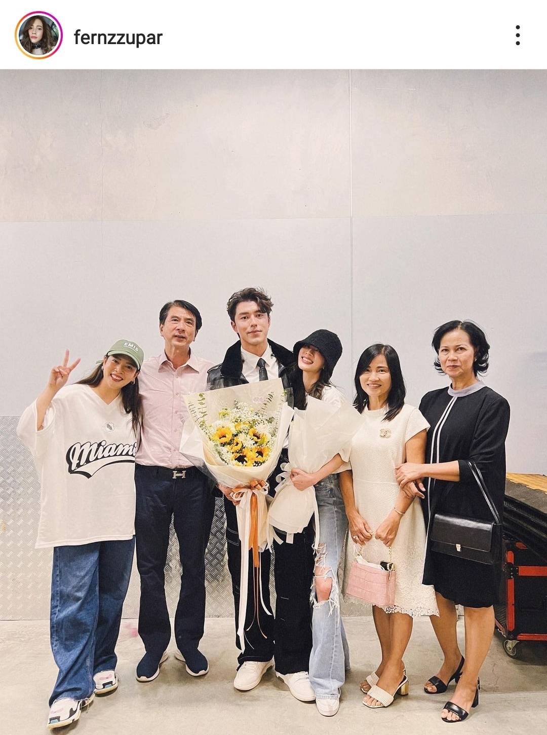 สายซัพพอร์ตแฟน ใบเฟิร์น หอบดอกไม้ ให้กำลังใจ นาย ณภัทร ที่คอนเสิร์ต สายซัพพอร์ตแฟน ใบเฟิร์น หอบดอกไม้ ให้กำลังใจ นาย ณภัทร ที่คอนเสิร์ต