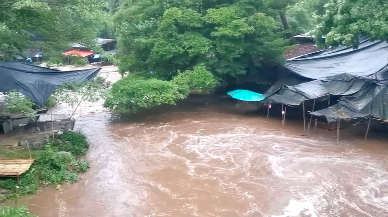 ฝนกระหน่ำดอยอินทนนท์ น้ำป่าทะลักน้ำตกแม่กลาง เตือนนทท.ห้ามลงเล่น ฝนกระหน่ำดอยอินทนนท์ น้ำป่าทะลักน้ำตกแม่กลาง เตือนนทท.ห้ามลงเล่น