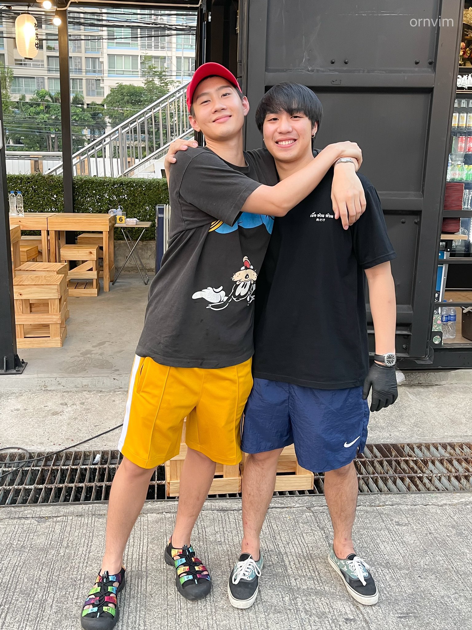 คู่จิ้นในตำนาน! กัปตัน ชลธร ร่วมยินดี ไวท์ ณวัชร์ เปิดร้านอาหาร คู่จิ้นในตำนาน! กัปตัน ชลธร ร่วมยินดี ไวท์ ณวัชร์ เปิดร้านอาหาร