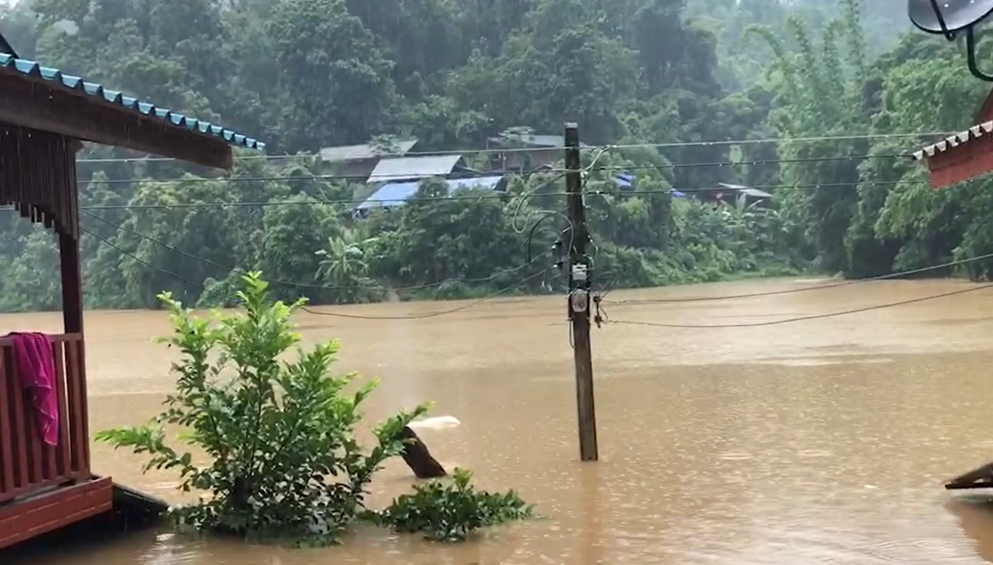 น้ำท่วมหนัก! 2 หมู่บ้านในจังหวัดตาก ฝนตกต่อเนื่อง ใช้ไฟฟ้าไม่ได้
