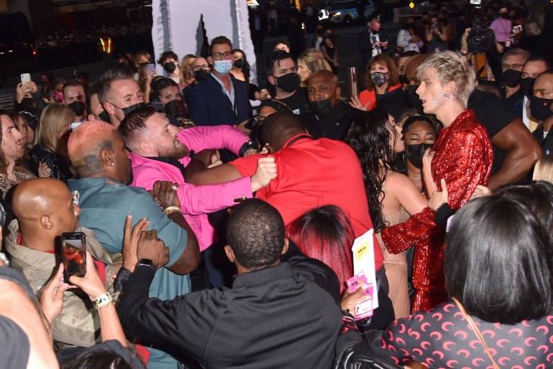 คอเนอร์ แม็คเกรเกอร์ แชมป์ UFC สาวหมัดใส่ Machine Gun Kelly หน้างาน MTV โชคดีที่มีคนห้ามทัน