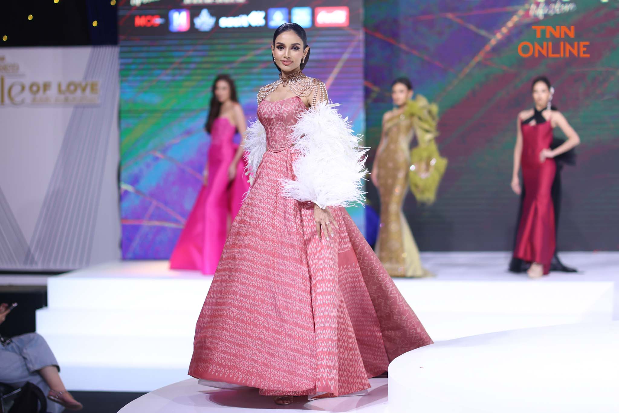อวดโฉมในชุดผ้าไทย 53 สาวงามในชุดผ้าไหมไทยร่วมสมัย อวดโฉมในชุดผ้าไทย 53 สาวงามในชุดผ้าไหมไทยร่วมสมัย