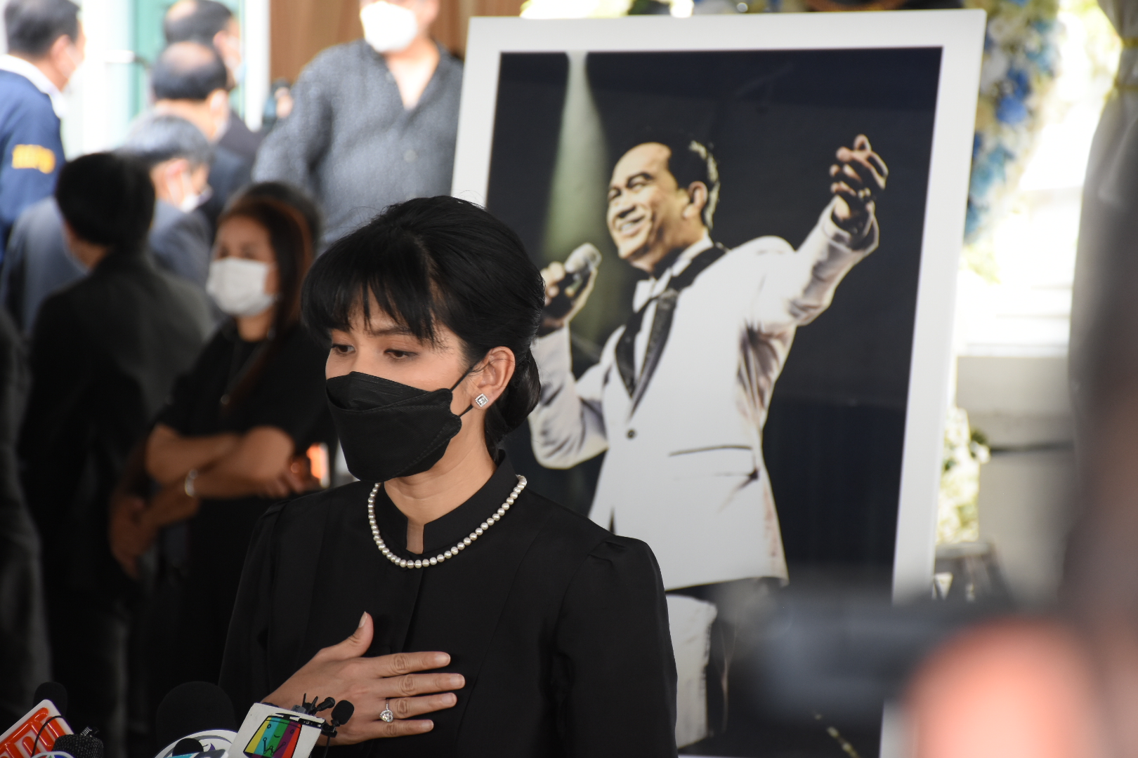 อี๊ฟ น้ำตาคลอเล่านาทีบอกลาคุณพ่อ คนบันเทิงร่วมไว้อาลัย อาต้อย เศรษฐา บรรยากาศสุดเศร้า อี๊ฟ น้ำตาคลอเล่านาทีบอกลาคุณพ่อ คนบันเทิงร่วมไว้อาลัย อาต้อย เศรษฐา บรรยากาศสุดเศร้า