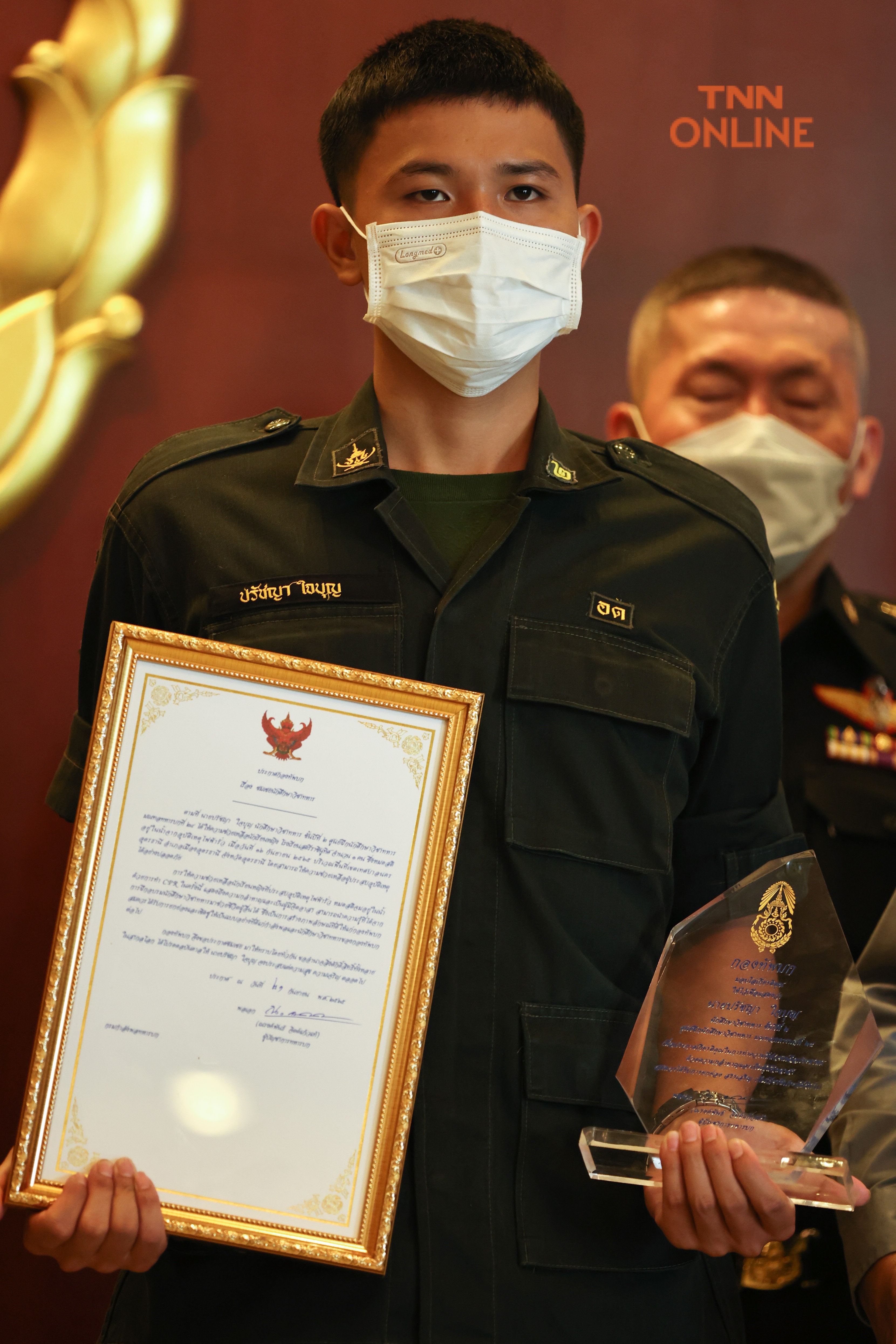 ผบ.ทบ.มอบรางวัลเชิดชูเกียรติ น้องบอสฮีโร่ช่วยชีวิต นร.หญิงโดนไฟดูด ผบ.ทบ.มอบรางวัลเชิดชูเกียรติ น้องบอสฮีโร่ช่วยชีวิต นร.หญิงโดนไฟดูด