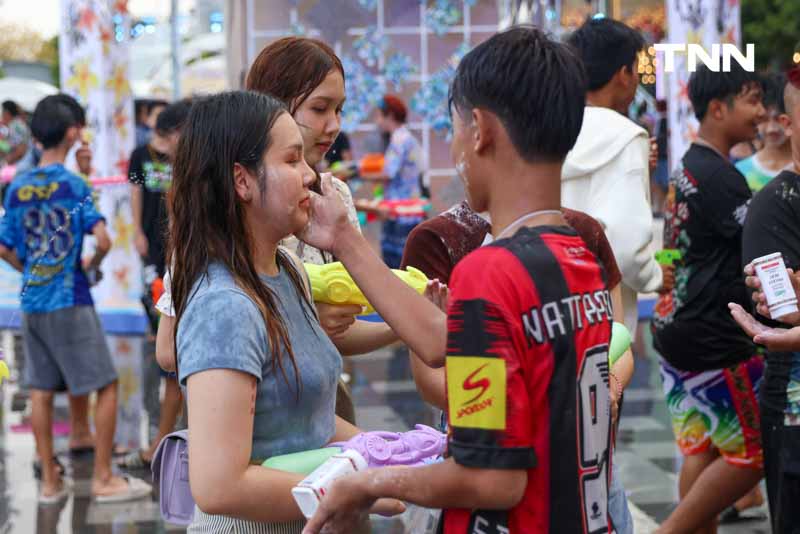 สาดน้ำ ปะแป้ง ริมเจ้าพระยา ในมหัศจรรย์เจ้าพระยามหาสงกรานต์ 2567 ไอคอนสยาม สาดน้ำ ปะแป้ง ริมเจ้าพระยา ในมหัศจรรย์เจ้าพระยามหาสงกรานต์ 2567 ไอคอนสยาม