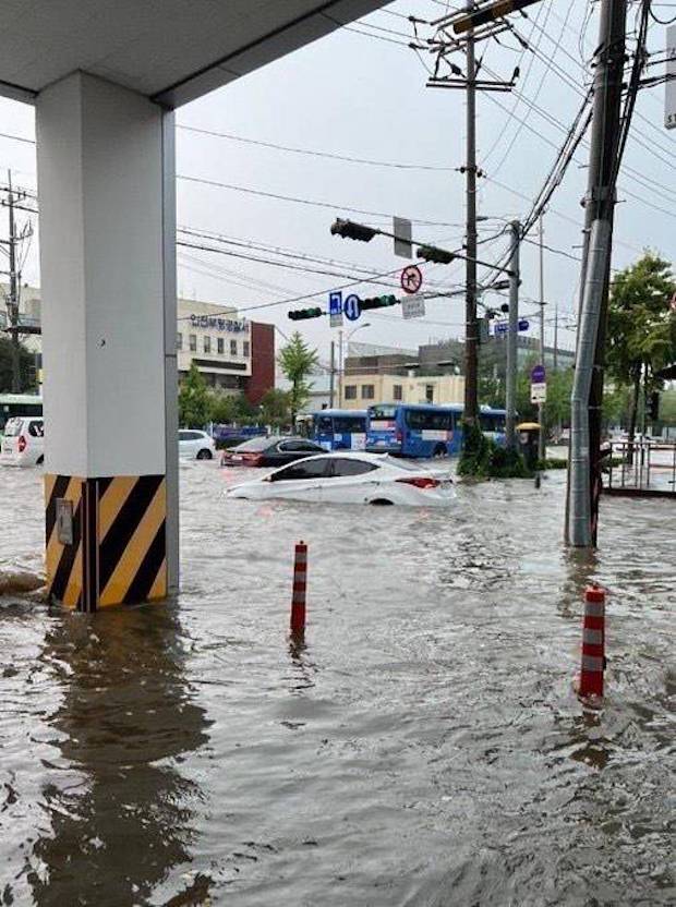 คังนัมน้ำท่วมหนัก!! ฝนถล่มกรุงโซล ย่านธุรกิจน้ำนอง รถใหญ่เล็กจมน้ำ 