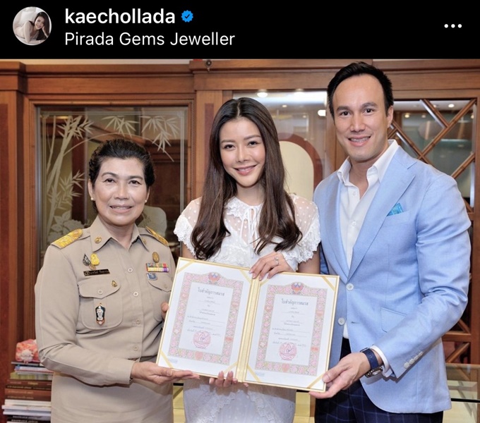 เก๋ ชลลดา ควงสามี จดทะเบียนสมรสในวันครบรอบ 12 ปี ที่รักกัน!!