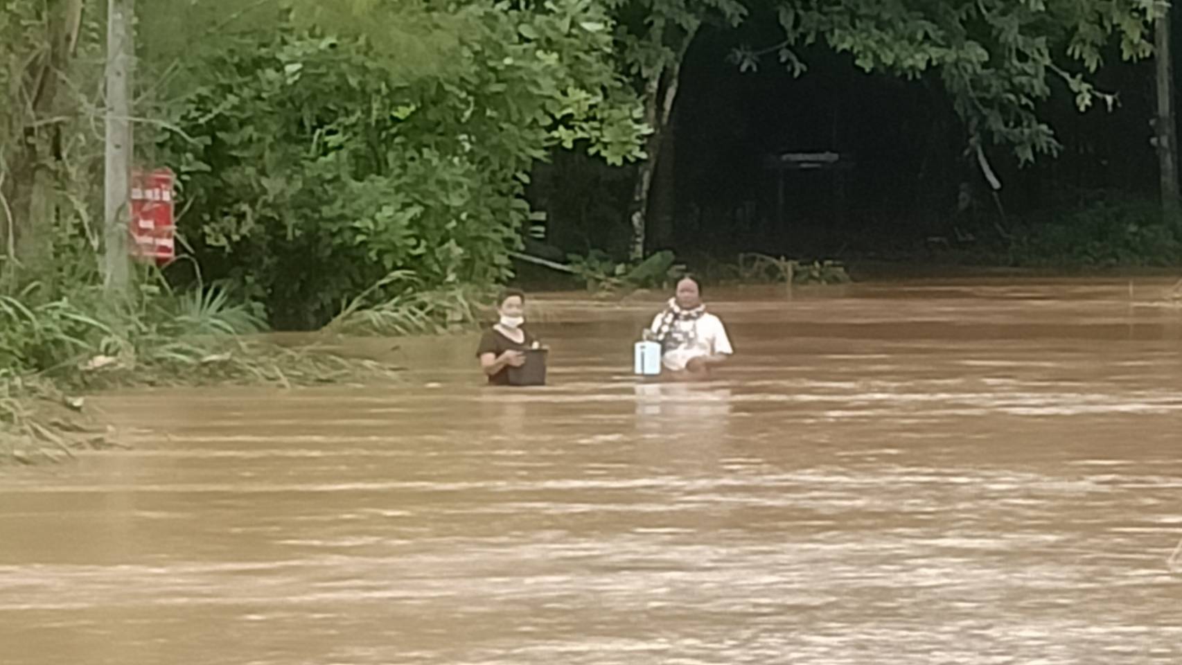 ประมวลภาพ ฝนถล่มปราจีน น้ำป่าหลากท่วมหมู่บ้านตีนเขาทับลาน