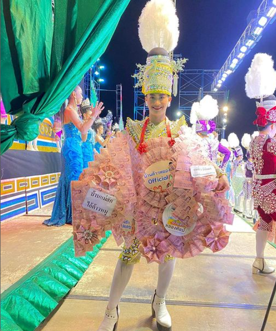 ต้าวหยอง ยุคลเดช เล่าวินาที ถูกแฟนคลับดึงตกเวที (มีคลิป)