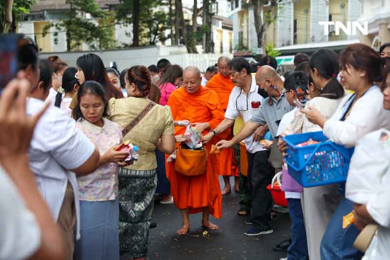 ชาวพุทธแน่นภูเขาทอง ร่วมตักบาตรเทโวเนื่องในวันออกพรรษา ชาวพุทธแน่นภูเขาทอง ร่วมตักบาตรเทโวเนื่องในวันออกพรรษา