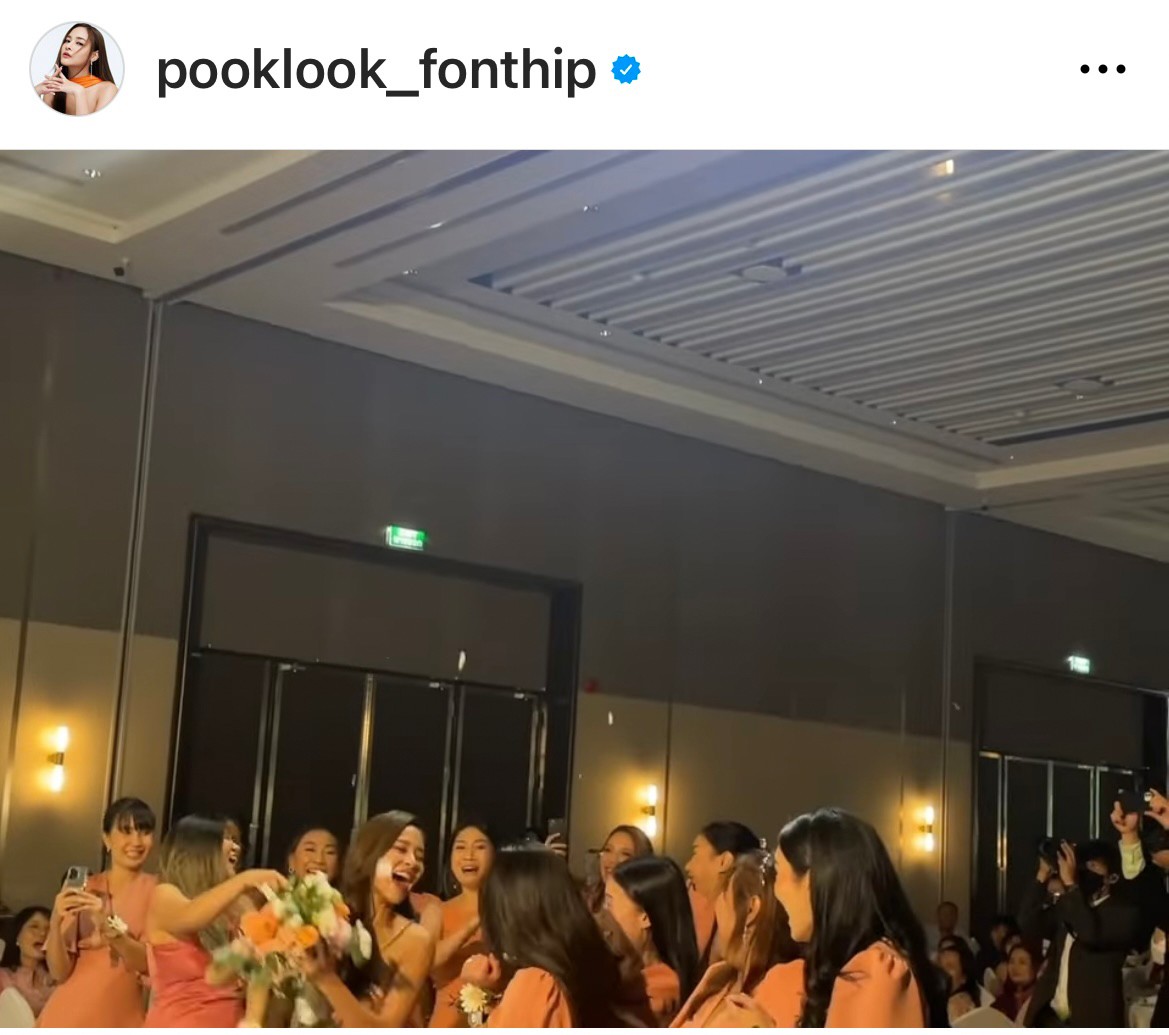 เจ้าสาวคนต่อไป! ปุ๊กลุก รับช่อดอกไม้งานแต่ง แฟนคลับแห่แซวคิวต่อไปไหม?