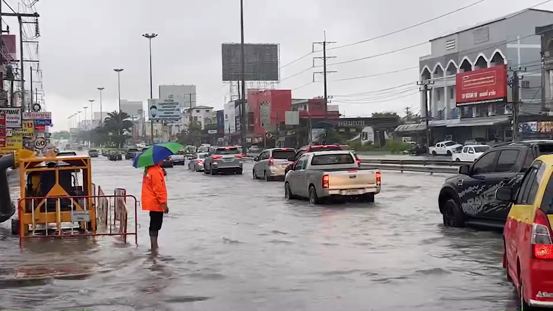 พัทยา ยังอ่วม! ฝนกระหน่ำกลางเมือง ถนนหลายสายถูกตัดขาด พัทยา ยังอ่วม! ฝนกระหน่ำกลางเมือง ถนนหลายสายถูกตัดขาด